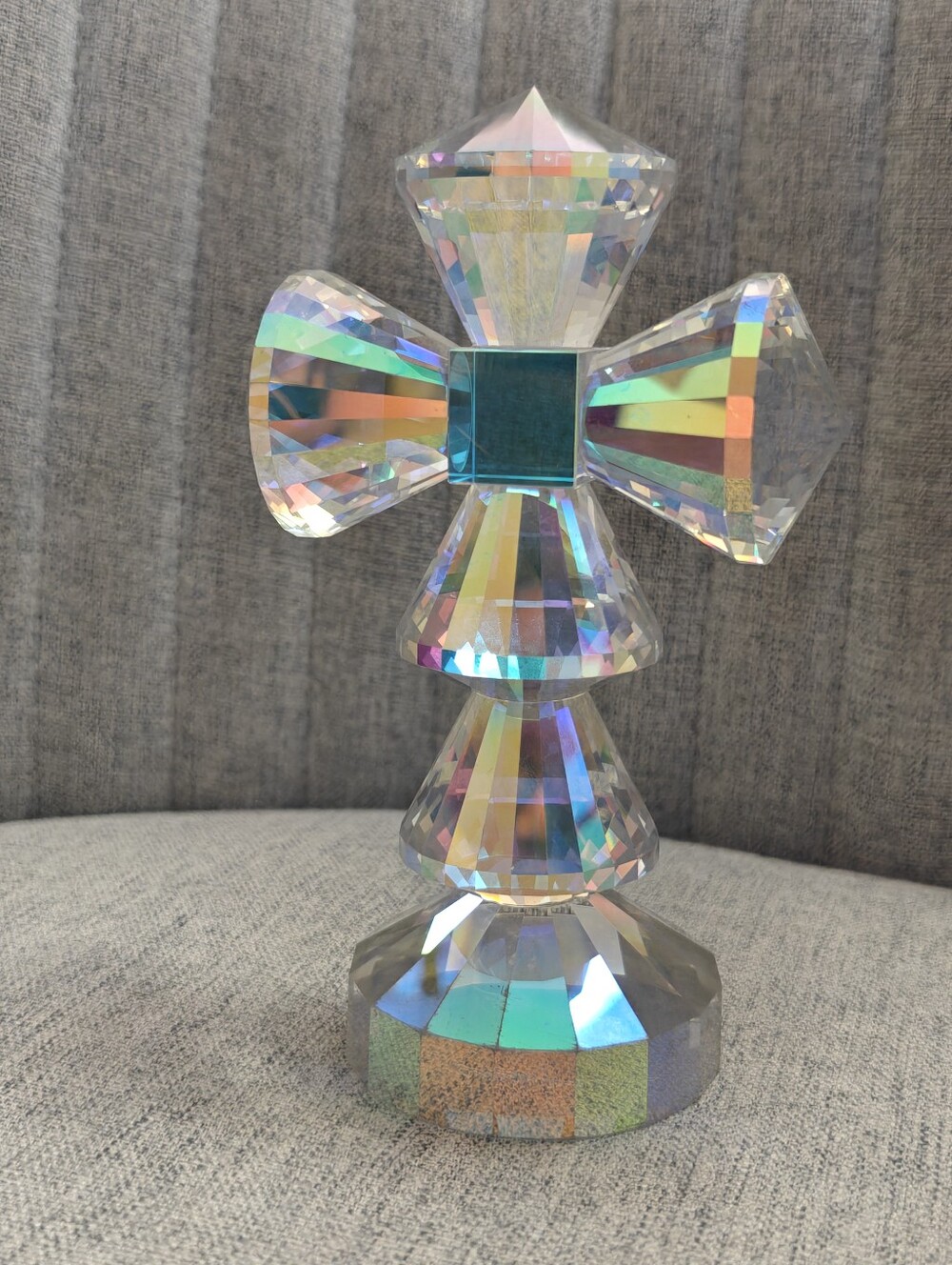 Oleg Cassini crystal cut iridescent clear glass paperweight figurine cross